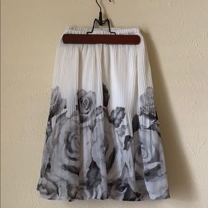 Mid-thigh classy pleaded skirt